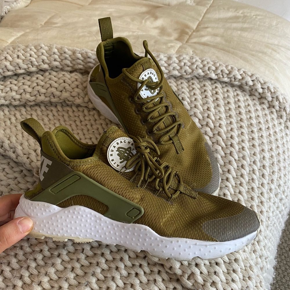 Olive Green Nike Hurrache